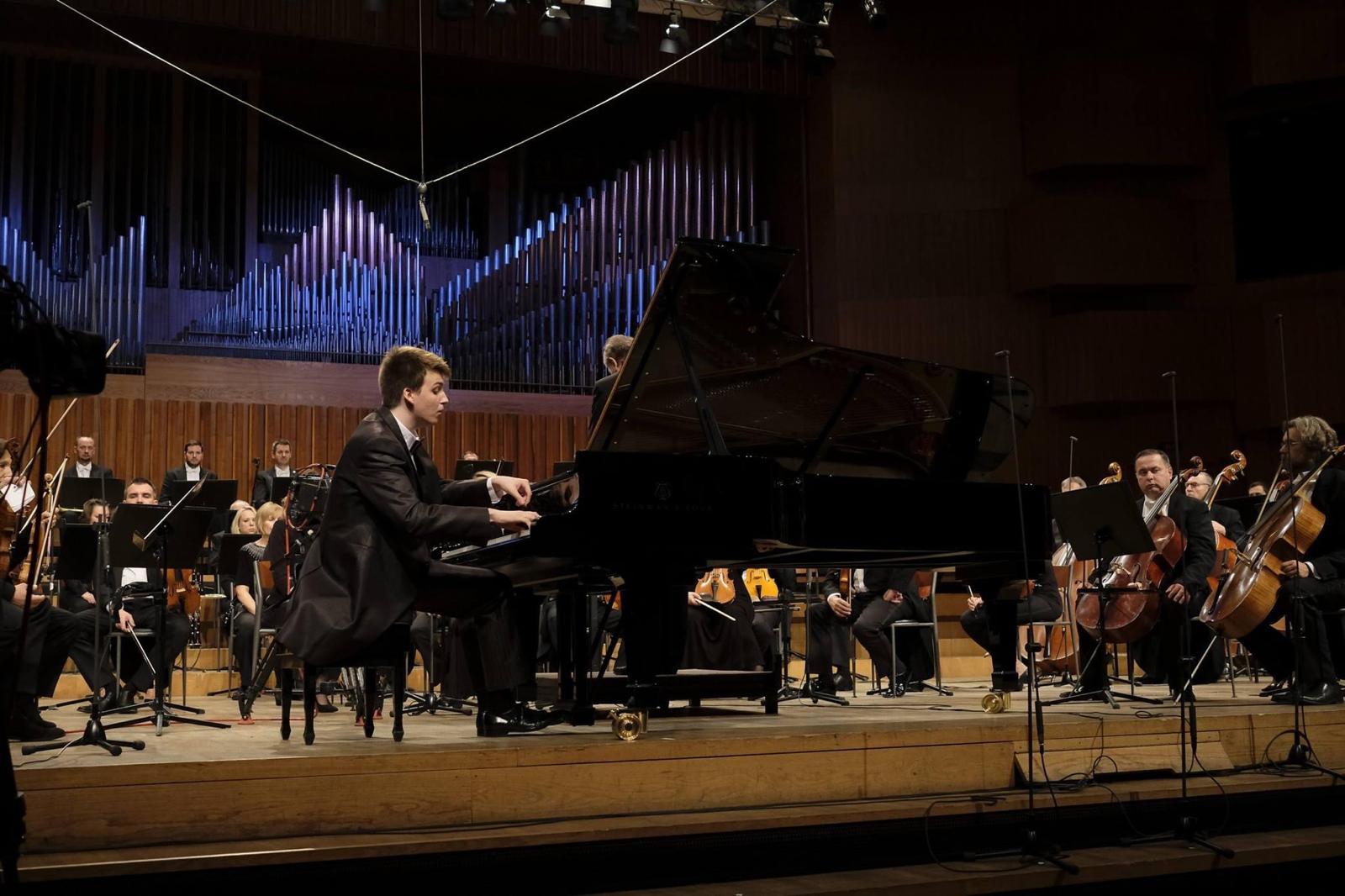 Ivan Vihor concert hall performance